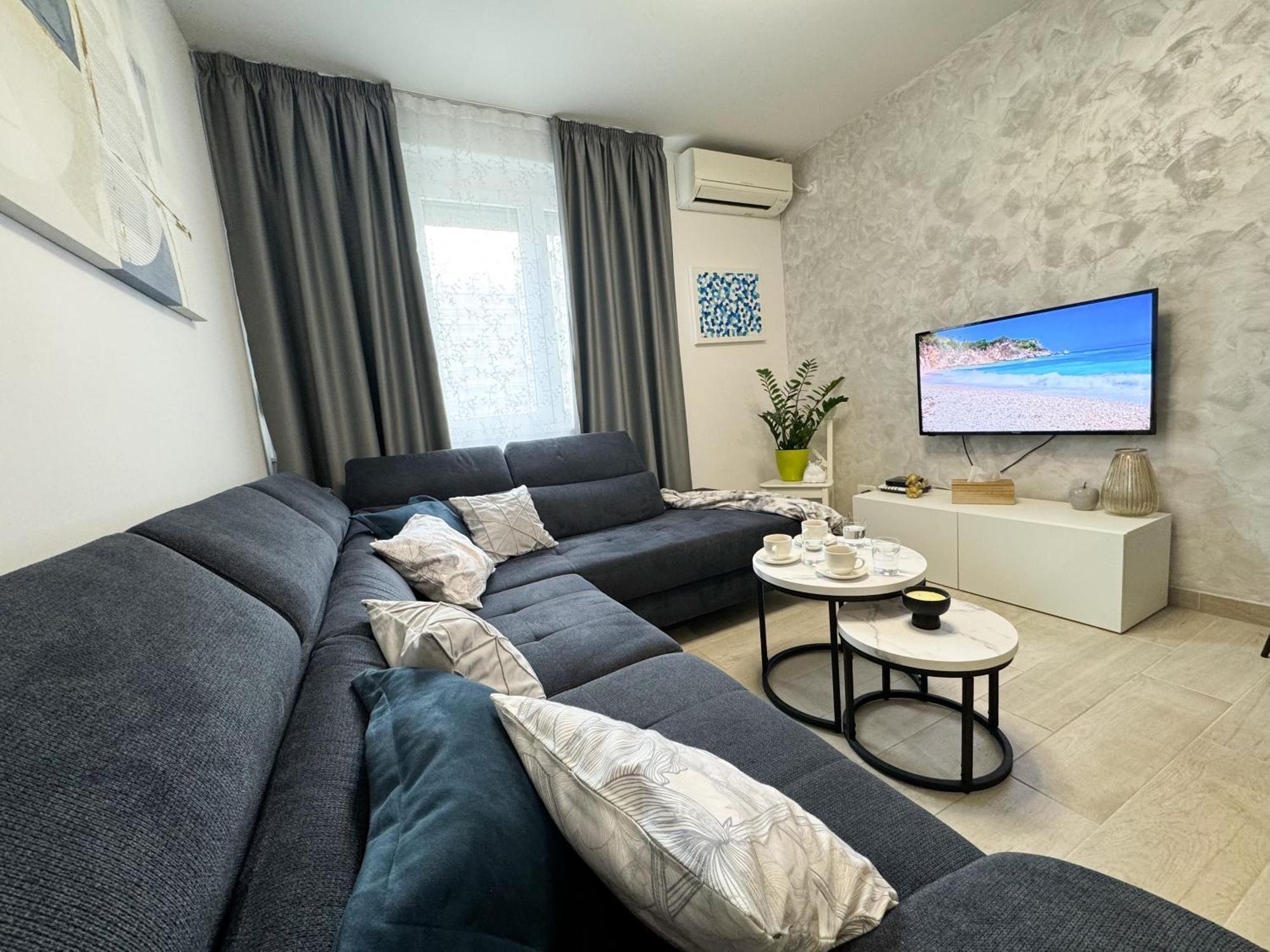 Blue Moon Apartment Split